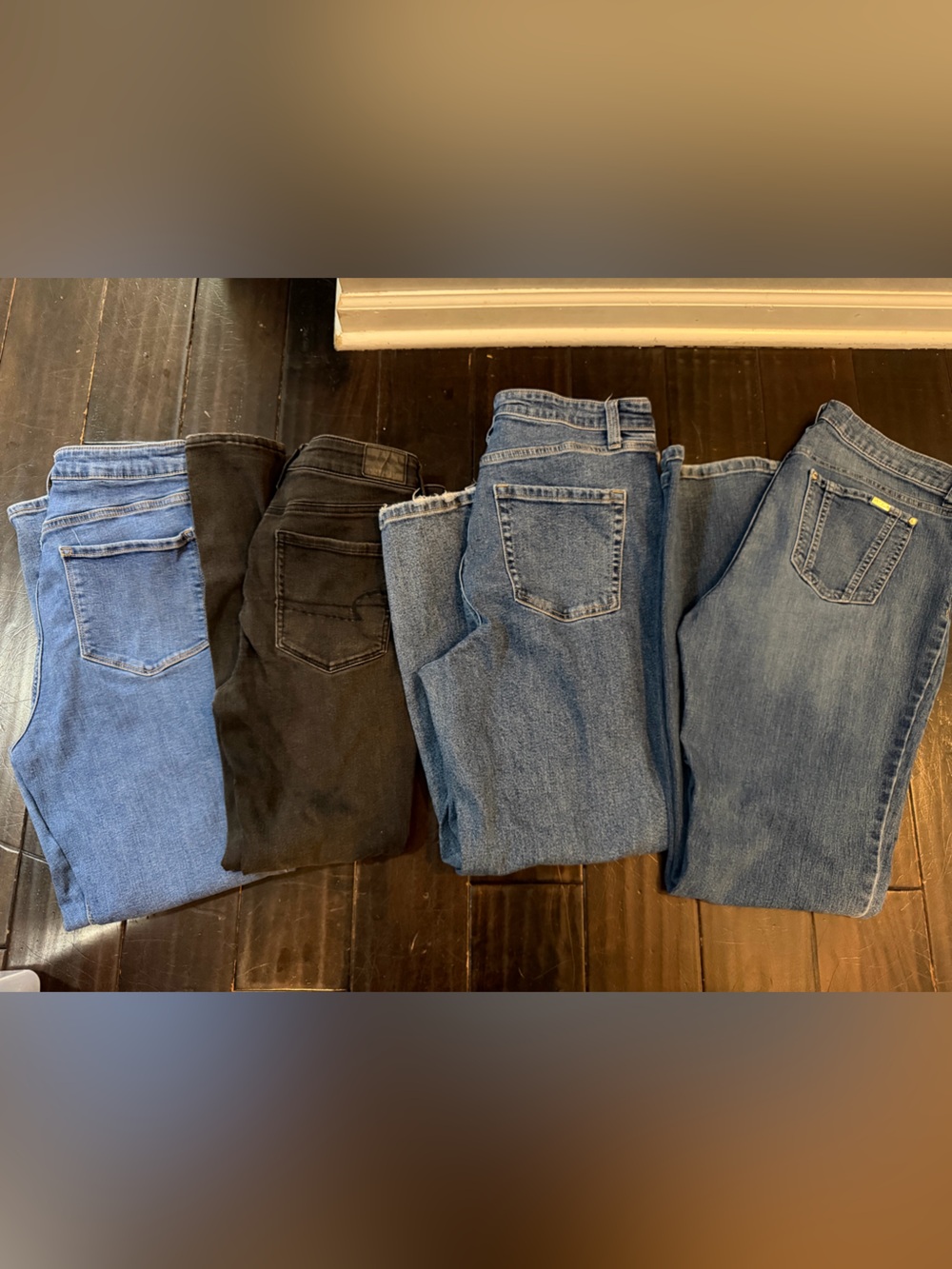 4 pairs of women’s jeans size 12 Jennifer Lopez, Wild Fabel, American Eagle, ON